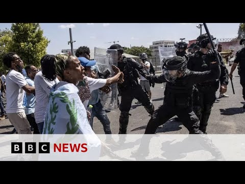 Israeli police clash with Eritrean asylum seekers in Tel Aviv – BBC News