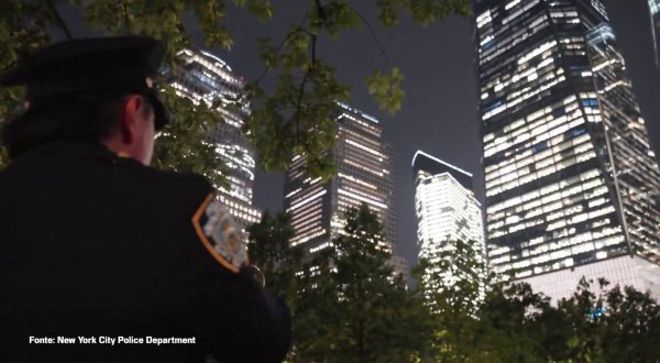 Torri Gemelle, l’omaggio della Polizia di New York alle vittime