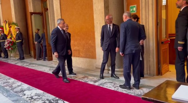 Napolitano, Draghi rende omaggio al feretro in Senato