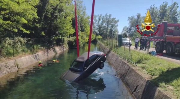 Vigili del fuoco recuperano auto finita in un canale nel pordenonese