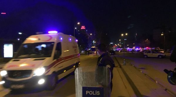 Turchia, attentato al Ministero dell’Interno. Kamikaze si fa esplodere