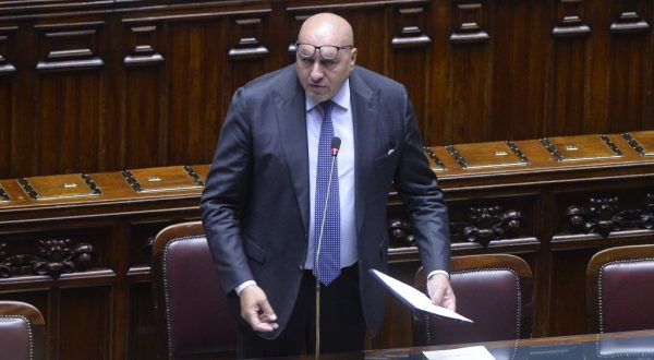 Crosetto “si bloccano migranti da una parte, si agevolano dall’altra”