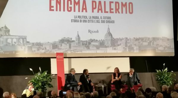 Leoluca Orlando presenta “Enigma Palermo”, viaggio tra passato e presente della città