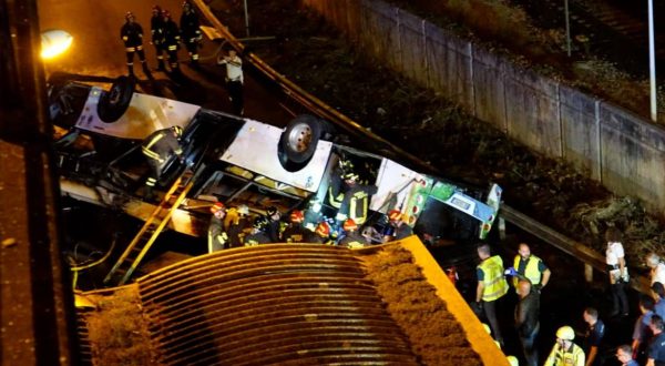 Pullman precipita dal cavalcavia a Mestre, 21 morti. Rimosso il bus