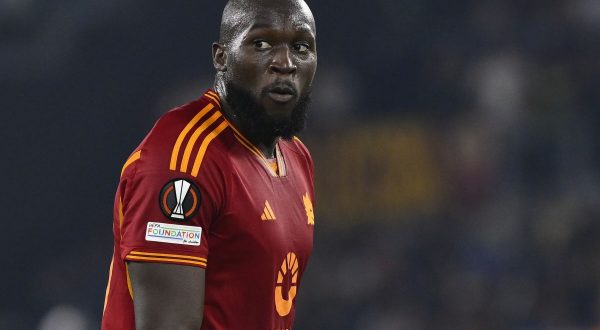 Cagliari-Roma 1-4: doppietta di Lukaku, infortunio per Dybala