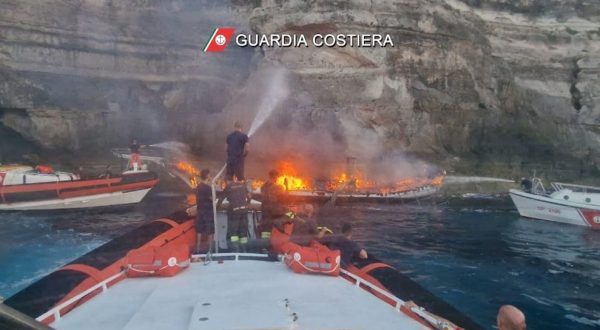 Veliero in fiamme al largo di Lampedusa, passeggeri tratti in salvo VIDEO