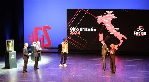 Svelato il 107° Giro, sterrato, montagne e approdo a Roma