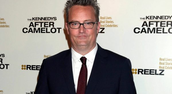 Morto l’attore Matthew Perry, star di “Friends”