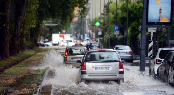 Maltempo a Milano, esondato il Seveso a Niguarda. Allagati sottopassi