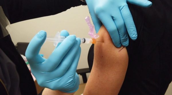 I vaccini proteggono dal long Covid, conferme da uno studio