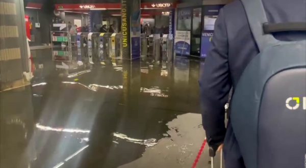 Roma sott’acqua, le immagini dell’allagamento della metro A