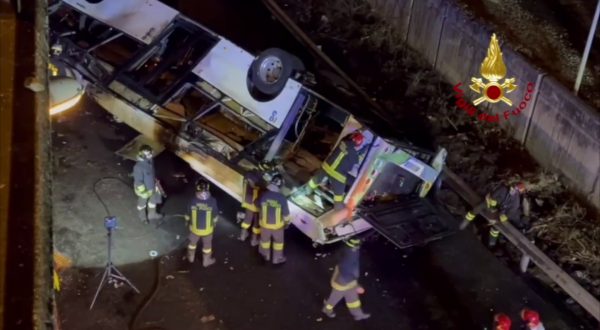 Bus cade dal cavalcavia a Mestre, le immagini dei soccorsi