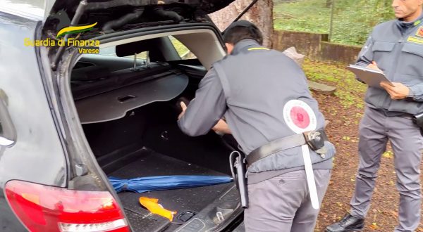 Varese, cerca di contrabbandare orologi di lusso. Bloccato dalla Gdf