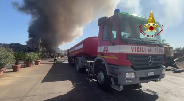 Rogo in impresa raccolta metalli a Catania, vigili del fuoco in azione