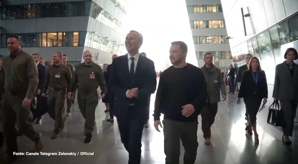 Zelensky al quartier generale della Nato