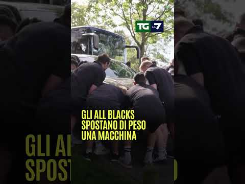 Gli #AllBlacks spostano di peso una #macchina che blocca il loro #pullman