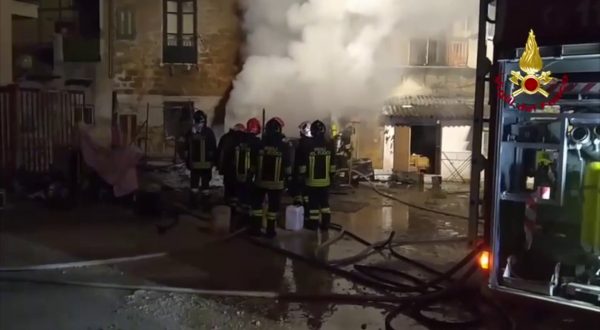 Incendio al Villaggio Santa Rosalia di Palermo, distrutto un deposito