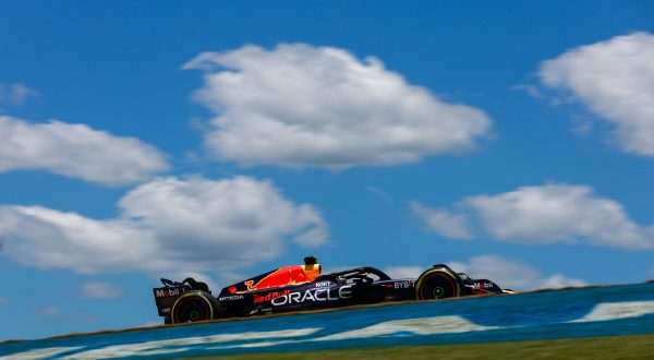 Verstappen vince anche la sprint in Brasile, Ferrari a punti