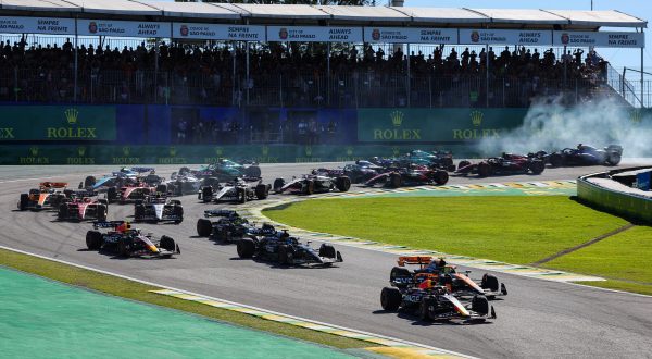 Verstappen vince in Brasile, Norris e Alonso sul podio