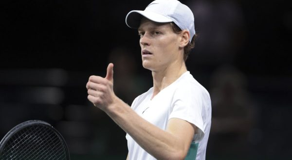 Esordio positivo per Sinner alle Atp Finals, battuto Tsitsipas