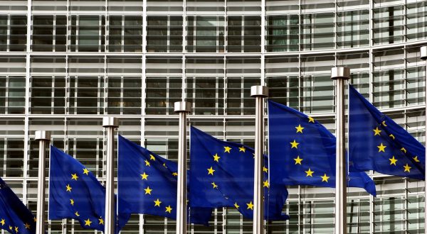 Pil, la Commissione Ue taglia le previsioni per Eurozona e Italia