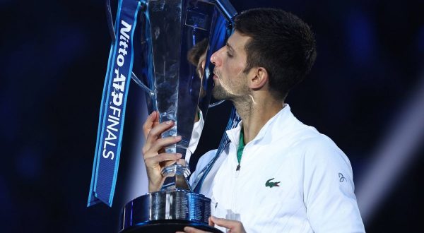 Alle Atp Finals Sinner non si ripete, trionfa Djokovic