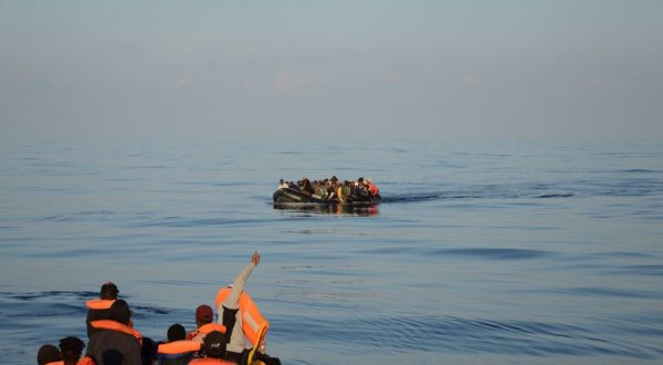 Lampedusa, notte di sbarchi. 900 migranti all’hotspot. Almeno 8 dispersi