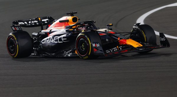 Verstappen in pole ad Abu Dhabi davanti a Leclerc