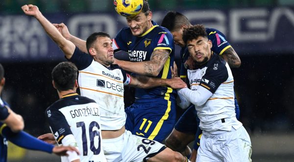 Il Lecce scappa, il Verona lo riprende: 2-2 al Bentegodi