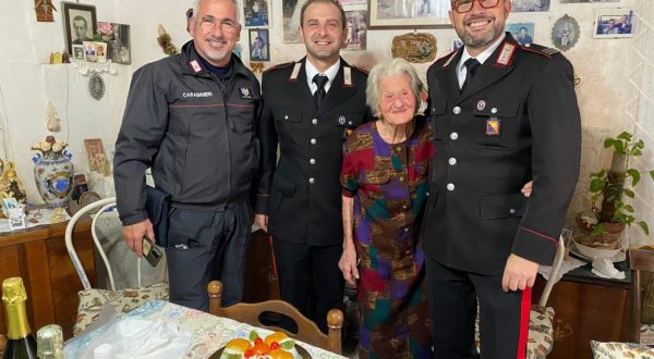 A Favignana i carabinieri festeggiano i 102 anni di zia Rosina