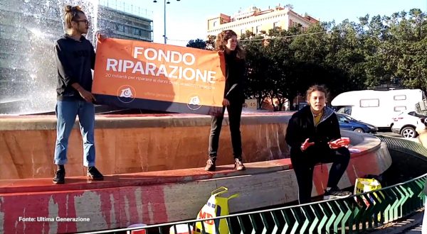 Attivisti di Ultima Generazione “colorano” fontana a Catania