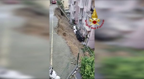 Crolla muro di contenimento a Genova, una ventina gli evacuati