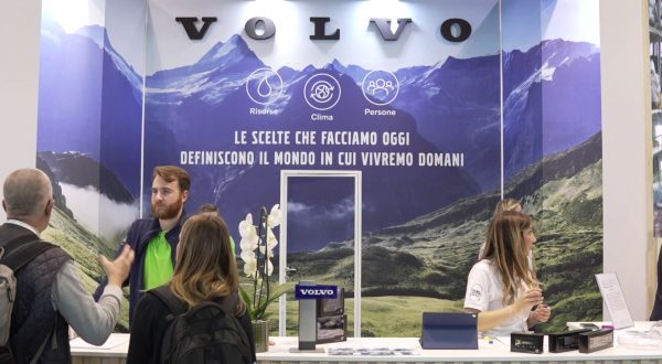 Volvo Trucks verso la neutralità climatica, tappa a Ecomondo