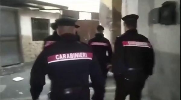 16 misure per associazione mafiosa, estorsioni e droga nel napoletano