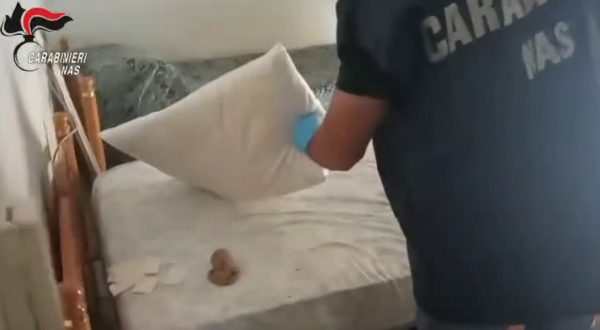 Anziani tra escrementi e cibo scaduto, 2 arresti a Reggio Calabria