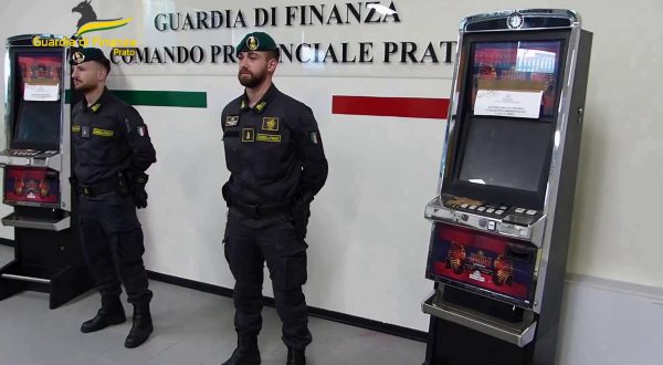 Prato, controllo in un internet point. Sequestrati 65 Pc senza licenza