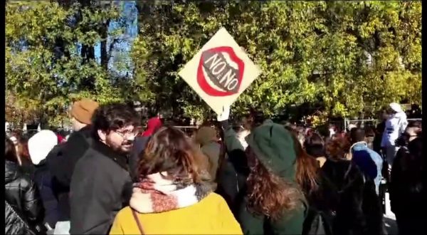 Milano scende in piazza contro la violenza sulle donne