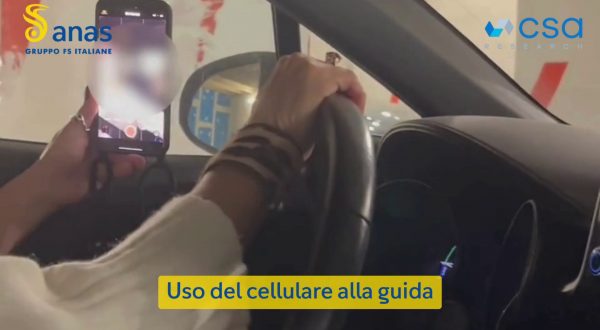 Italiani indisciplinati alla guida, il 10% gira video al cellulare