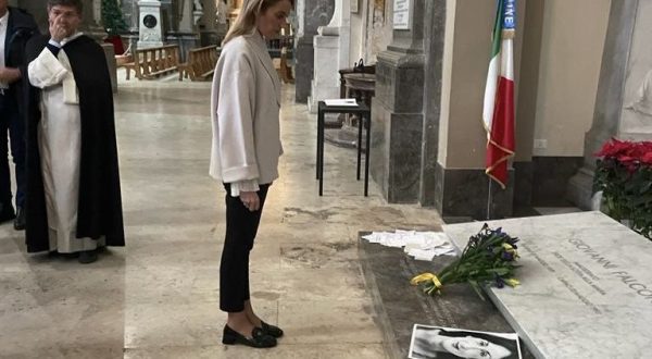 Metsola depone corona di fiori su tomba Falcone a Palermo