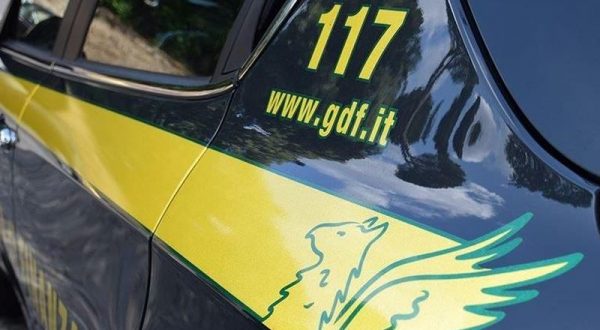 Sbarca con 30 chili di hashish in auto, corriere arrestato a Messina