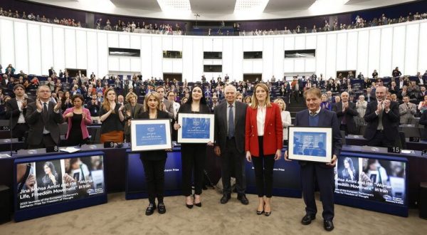 Ue, il Premio Sacharov 2023 a Mahsa Amini e alle manifestanti iraniane