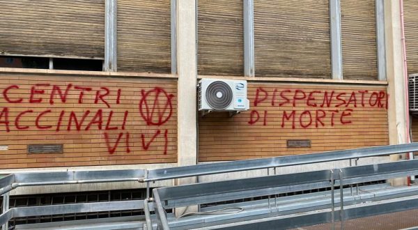 Raid vandalico al Policlinico di Palermo, scritte No Vax sui muri