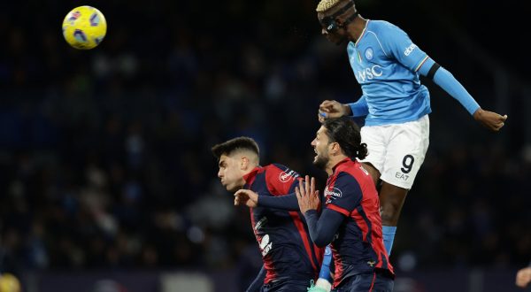 Osimhen e Kvara trascinano il Napoli, 2-1 al Cagliari