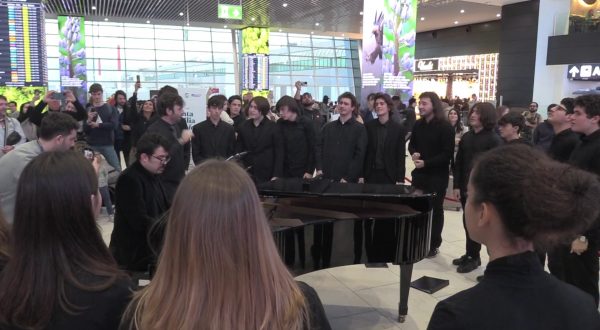 Accademia Santa Cecilia vola a Fiumicino, flash mob di 22 cantanti