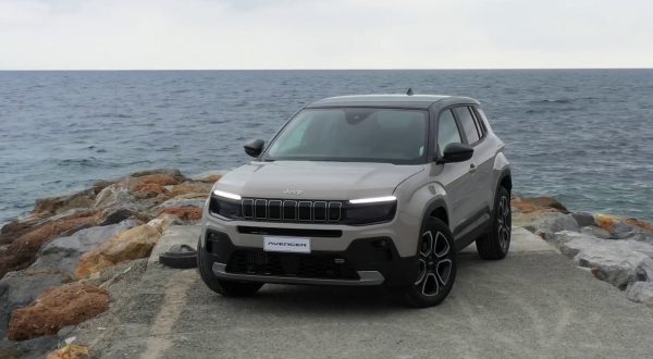 Jeep Avenger 2024 e-hybrid, il piacere della guida si rinnova