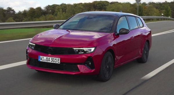 Opel Astra Sports Tourer, piacere di guida a zero emissioni