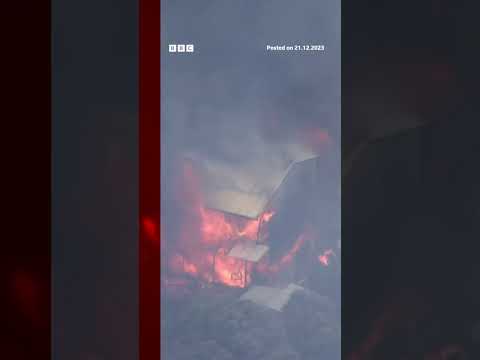 Moment house collapses in Perth wildfire. #Australia #Shorts #BBCNews