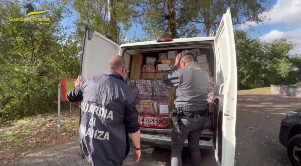 Roma, sequestrati artifici pirotecnici illegali per 4 tonnellate