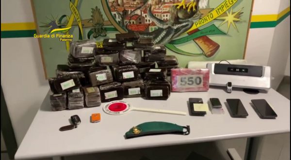 Ingente sequestro di hashish e cocaina a Palermo, tre arresti