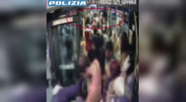 Bergamo, arrestata baby gang che aggredì minorenni su un bus